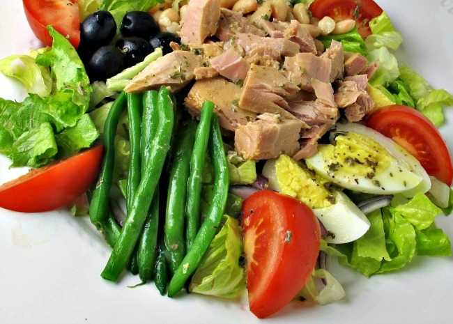 Nicoise-Style Tuna Salad With White Beans & Olives