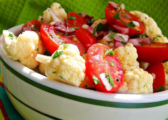 Knuspriger Blumenkohl und Tomatensalat