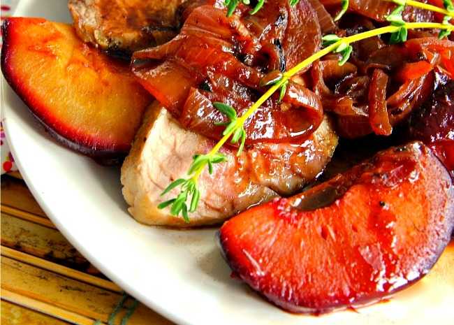 Gebratenes Schweinefilet mit frischer Pflaumensauce