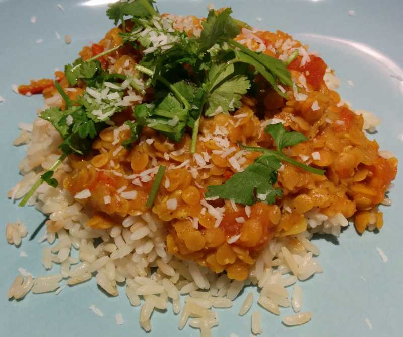 1589119 Kokosnuss-Curry-Linsen-Eintopf serviert über Quinoa 166485 Lindsey