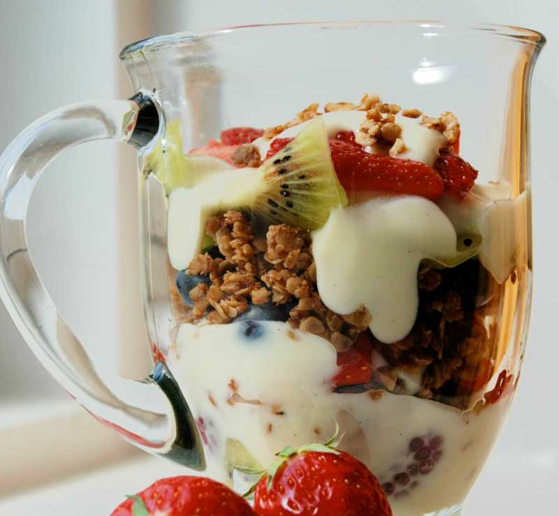 Sommer Berry Parfait mit Joghurt und Müsli