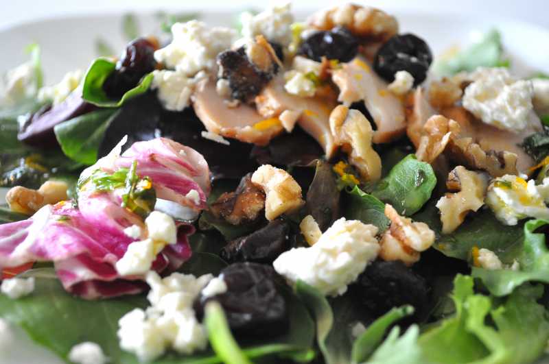 Kalifornischer Kirsch- und Walnusssalat