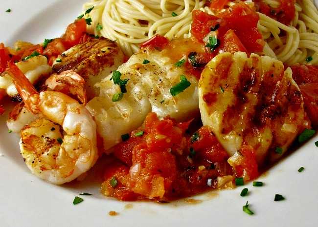 Alaskan Cod und Shrimp mit frischer Tomate